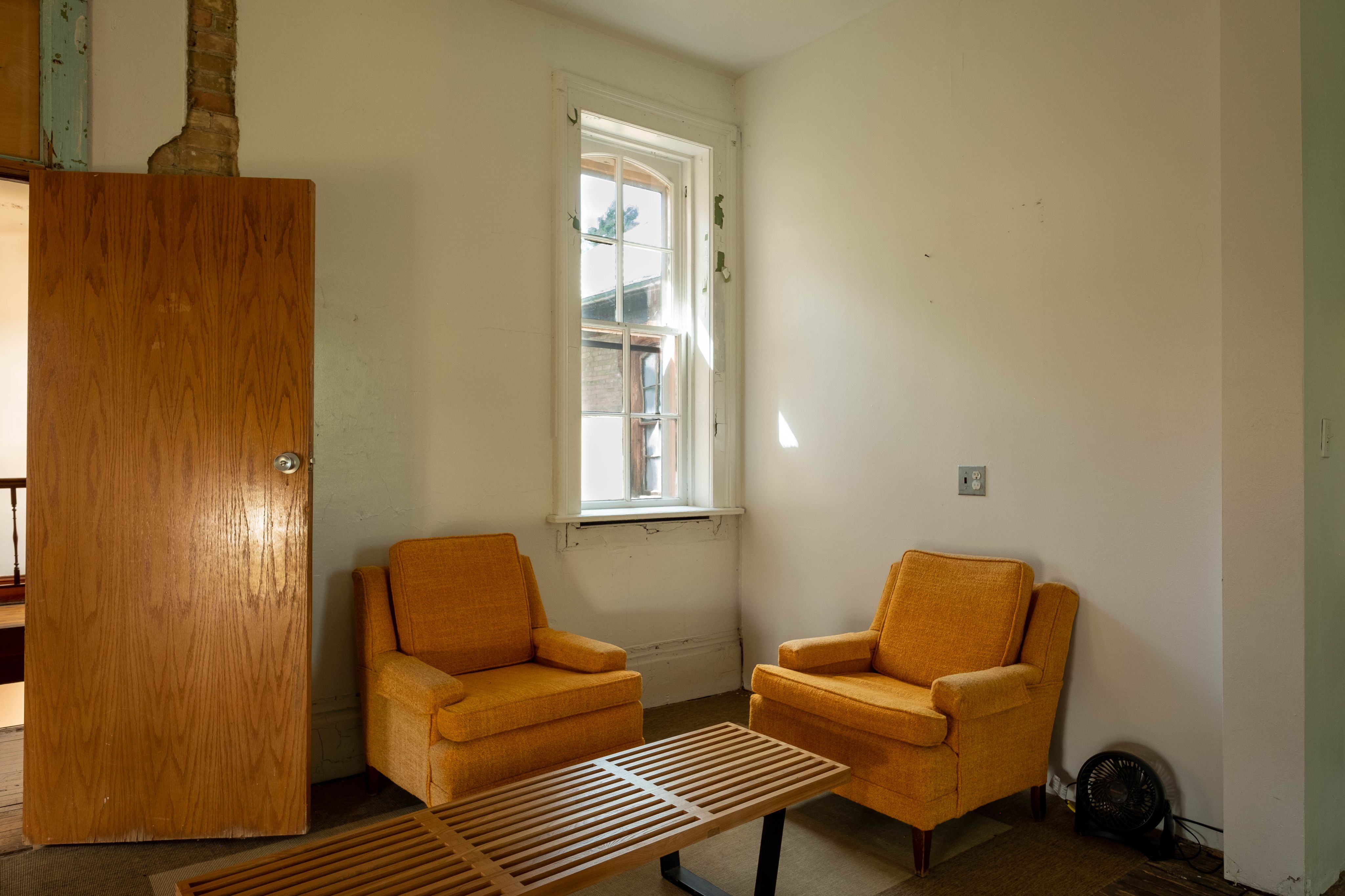 A corner with two orange armchairs