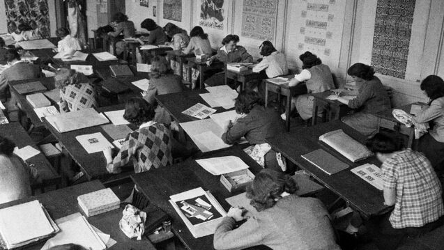 Black and white image of a drawing class
