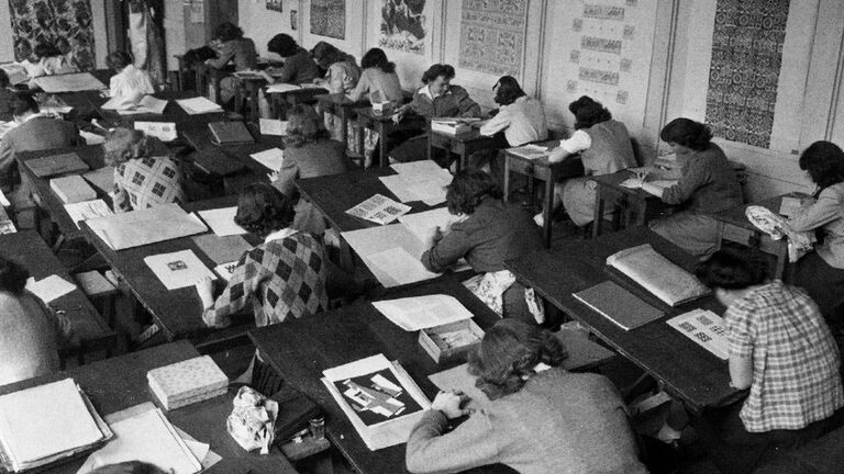 Black and white image of a drawing class