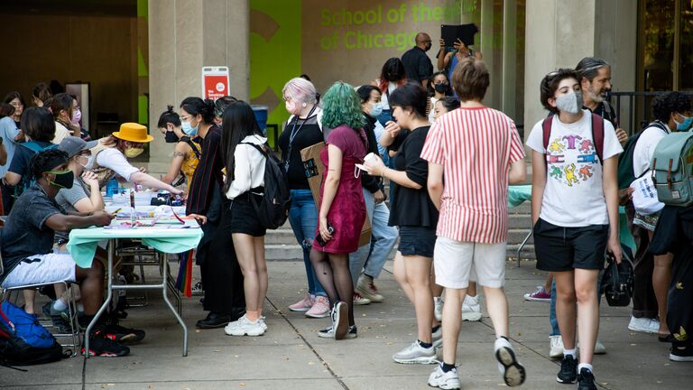 Students congregate outside the 280 building for a student groups fair