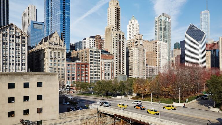 An image of downtown Chicago featuring the skyline. 