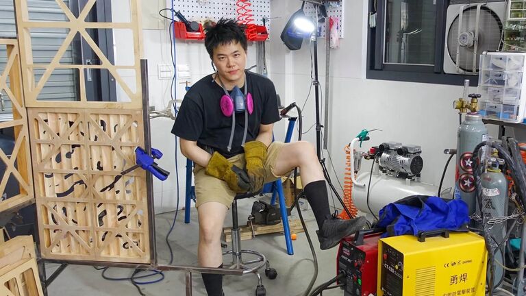 Ni Hao in his studio