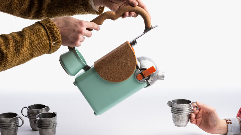 a shareable thermos—as an investigation of sharing and collective consumption. The object is made of aluminum, making it light and portable, and its set of four cups makes it easy to share your favorite beverage with anyone
