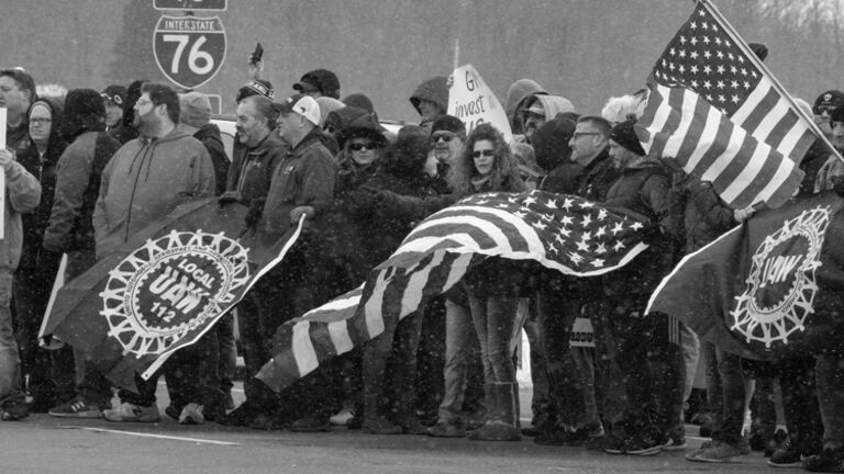 Photo of UAW 1112 demonstrating to pressure G.M. in Lordstown, Ohio