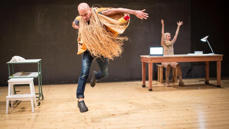 “Scarecrow” (2018) by Every house has a door, directed by Lin Hixson, performed at Alfred ve dvore Theatre, Prague, Czech Republic. Left to right: Matthew Goulish, Essi Kausalainen/Photo: Vojtech Brtnický.