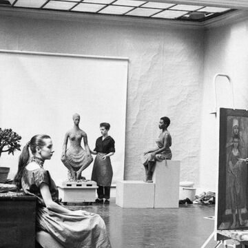 Black and white image of a group of students in a gallery, painting still lifes