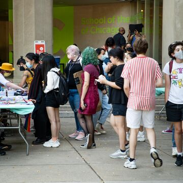 Students congregate outside the 280 building for a student groups fair