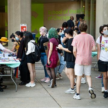 Students congregate outside the 280 building for a student groups fair