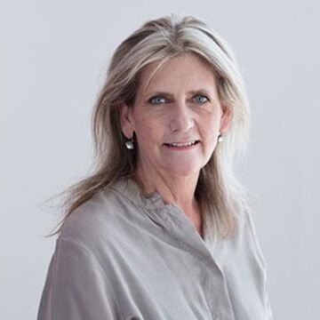 A headshot of Sioban-Lombardi wearing white.