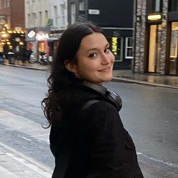 Three quarters view photograph of Héloïse Paillard on a city street