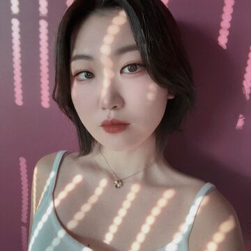 Selfie of Oneg Lim (Won Ji Lim), an adult South Korean person with a fair skin tone and short black hair. 