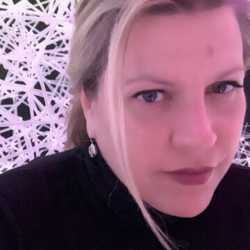 Selfie of Debra Couch, an adult person with a fair skin tone and straight blonde hair. 