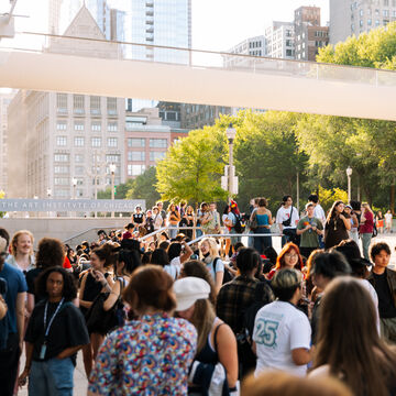 A large group of students standing outside of the Art Institute of Chicago.