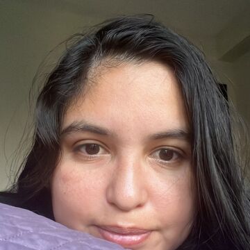 Selfie of Rosan Silvana, an adult person with a medium-fair skintone and dark hair. 