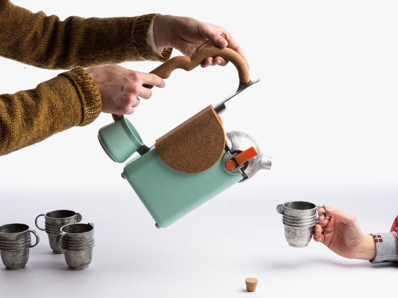 a shareable thermos—as an investigation of sharing and collective consumption. The object is made of aluminum, making it light and portable, and its set of four cups makes it easy to share your favorite beverage with anyone