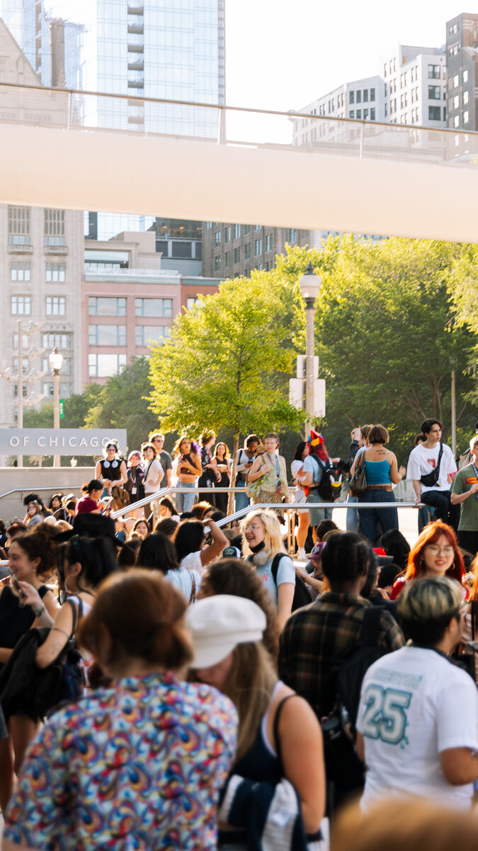 A large group of students standing outside of the Art Institute of Chicago.