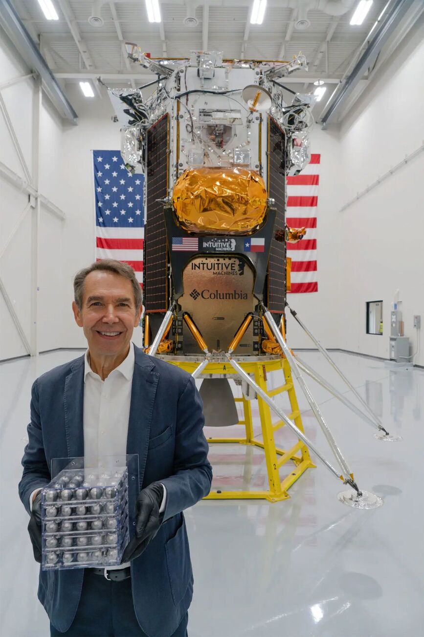 Alum Jeff Koons’ Artwork Now on Moon&rsquo;s Surface | School of the Art